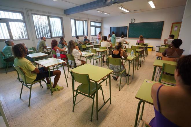 Galería: 269 personas se examinan de Técnico de Auxiliar de Enfermería en Ibiza