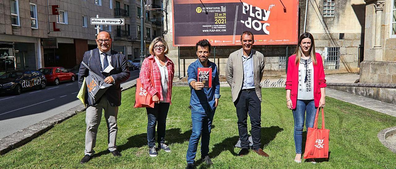 Cesar Pérez Ares, Sonsoles Vicente, Ángel Sánchez, Enrique Cabaleiro y Victoria Alonso, ayer. |  // A. GUTIÉRREZ