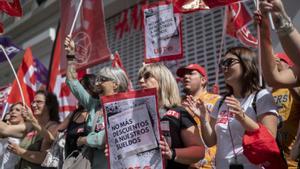 Trabajadores de H&M protestan ante una tienda de la firma en Madrid.