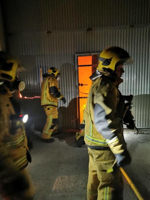 Feuer in einer Werkhalle im Gewerbegebiet Can Valero