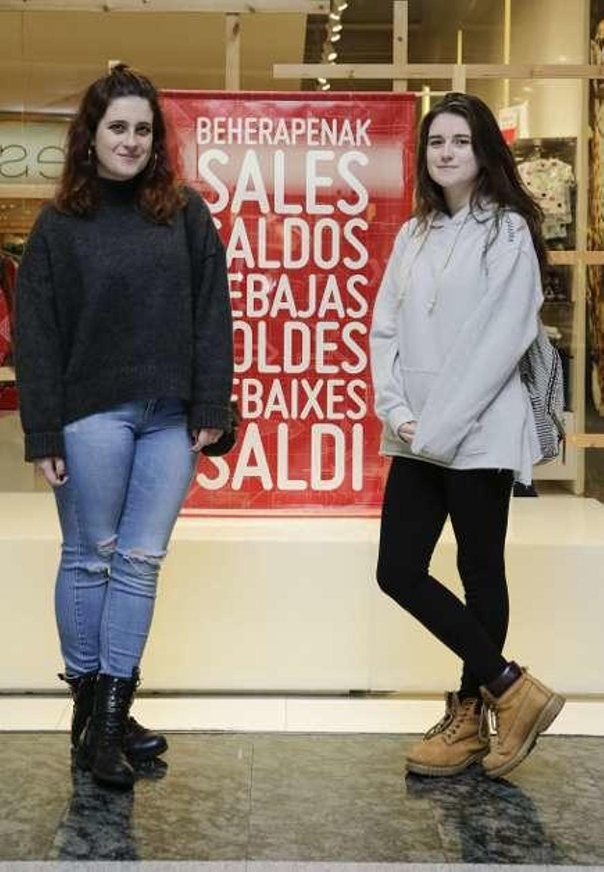 El inicio de las rebajas y los cambios de regalos de Reyes llenan los grandes centros comerciales