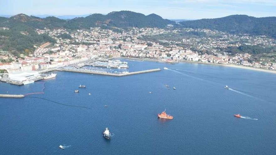 Imagen aérea del operativo en la costa de Cangas desde el helicóptero Pesca I, del Servizo de Gardacostas de Galicia. // Consellería do Mar