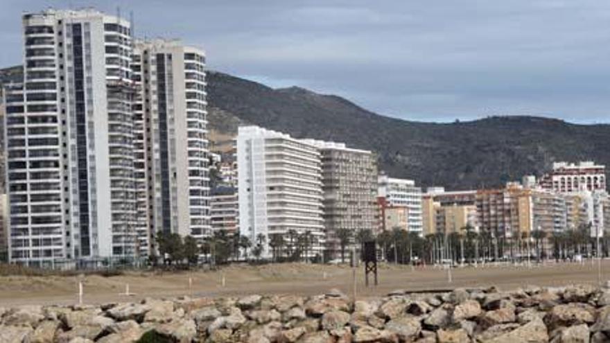 Edificios de primera línea de playa como algunos de Cullera podrían tener que ser desalojados por la subida del nivel del mar.