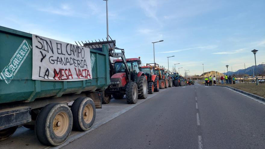 EN IMÁGENES | Tractorada en Sabiñánigo: &quot;Sin el campo y la ganadería, la mesa vacía&quot;