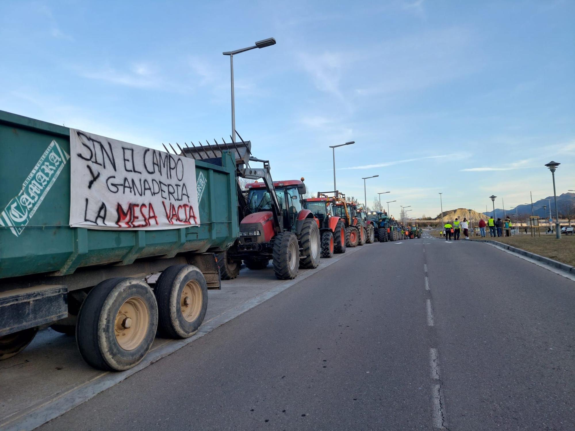 EN IMÁGENES | Tractorada en Sabiñánigo: "Sin el campo y la ganadería, la mesa vacía"