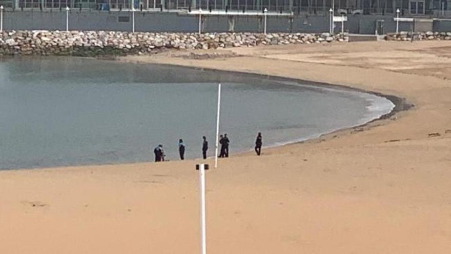 Los baños en el mar no entienden de cuarentenas: multan a otro bañista en Gijón por saltarse el confinamiento
