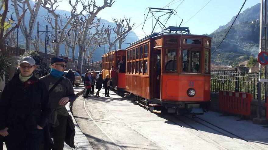 Usuarios del tranvía al Port de Sóller acceden a uno de los vagones.