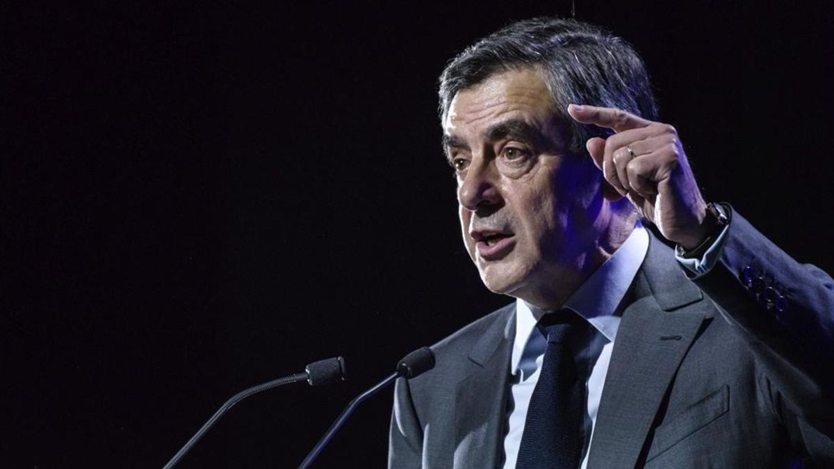 Fillon se dirige a la audiencia durante un acto electoral celebrado en Caen, este jueves.