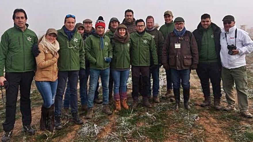 El grupo de seguidores de Dulce del Rocío con su propietario Mario Geras.