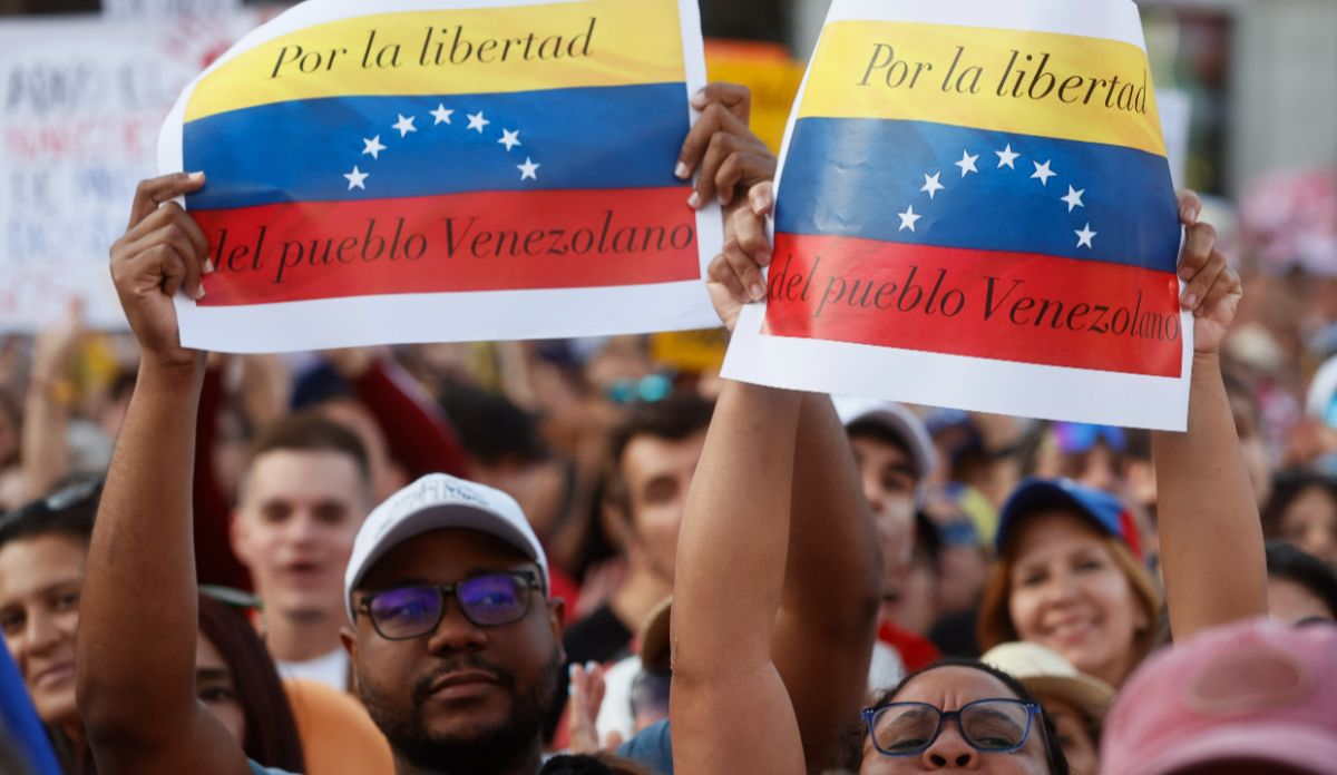 Jos� Antonio Vega, secretario pol�tico de Vente Venezuela, interviene en la _Concentraci�n por la Verdad de Venezuela_ convocada a nivel Mundial, este s�bado en la Puerta del Sol, en Madrid. EFE_ Fernando Alva (1).jpg