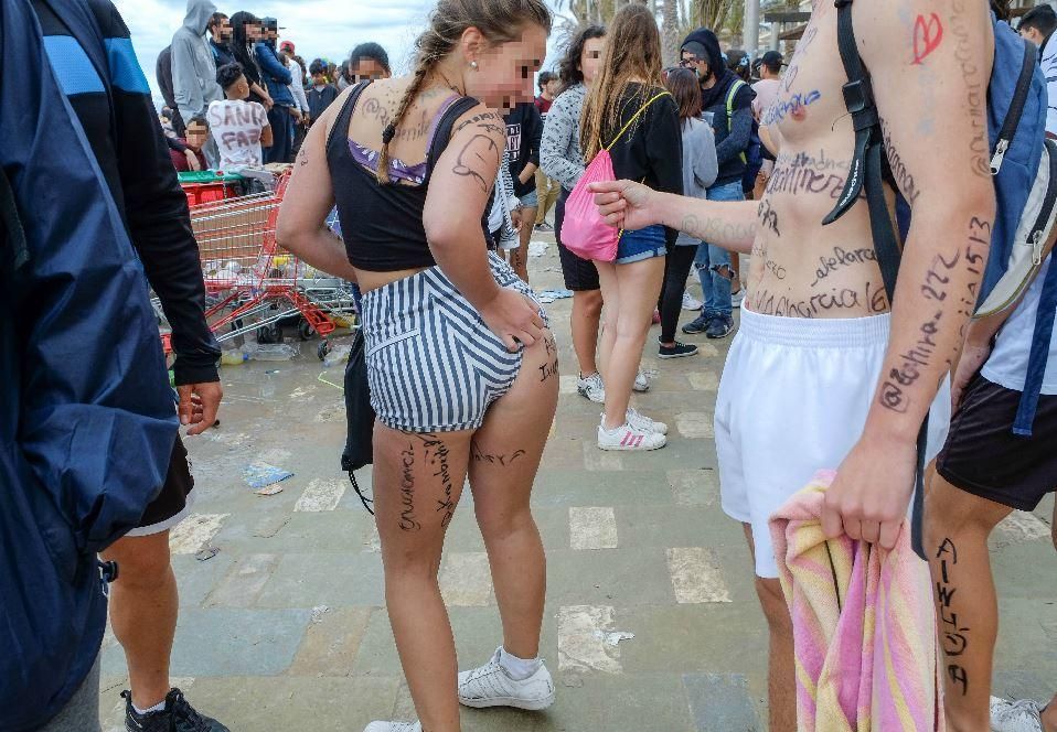 Miles de jóvenes celebran el botellón en la playa de San Juan