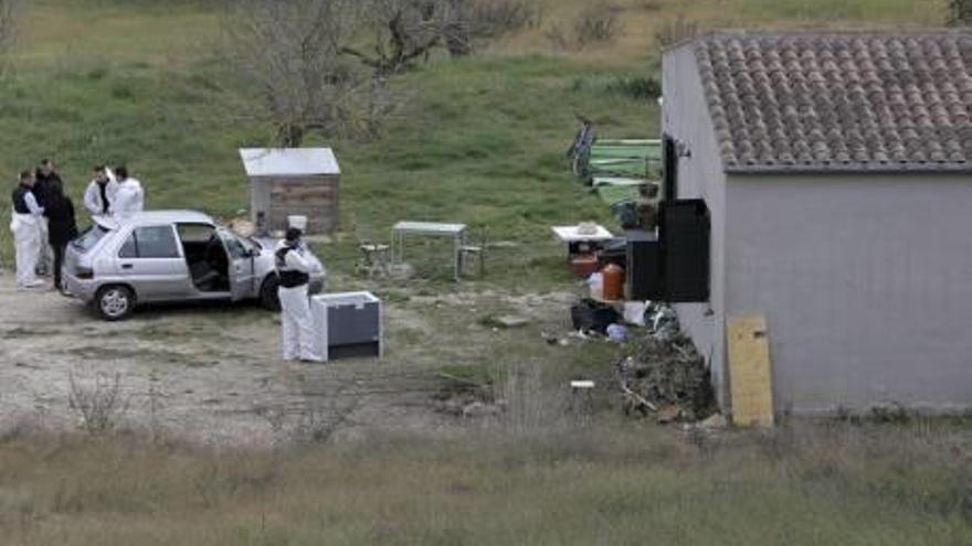 La Guardia Civil en la finca donde hallaron los cuerpos.