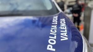 Archivo - Imagen de un coche de la Policía Local de València.