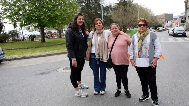 Componentes de la comisión saliente ayer en Vilaxoán.