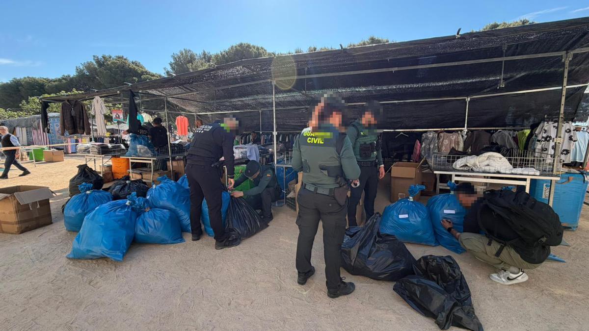 Un moment de la requisada de falsificacions al mercat de Sant Feliu de Guíxols.