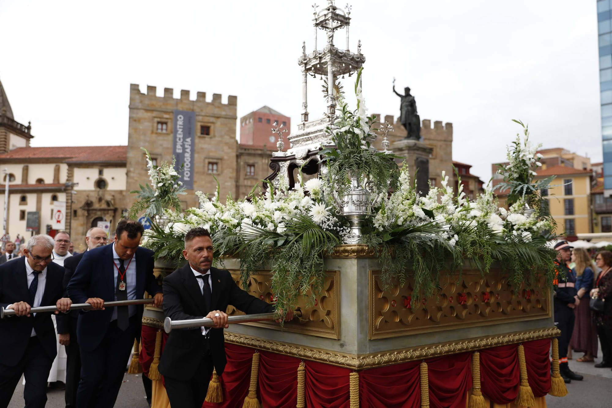Pétalos, incienso, niños... así fue la procesión del Corpus Christi en Gijón (en imágenes)
