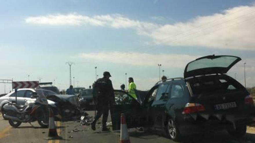 Imagen de los coches destrozados por el accidente ocurrido durante la persecución.