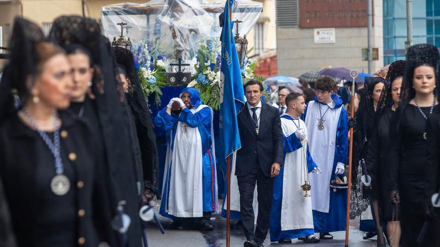 La lluvia marca el inicio de la procesión de la cofradía del Cristo "El Morenet"