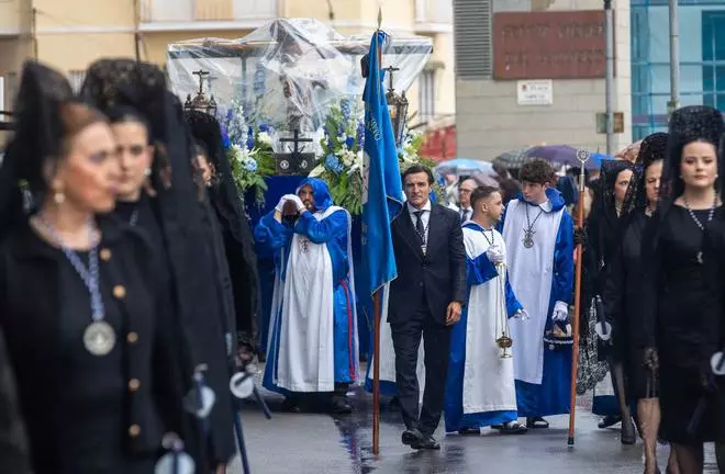 La lluvia marca el inicio de la procesión de la cofradía del Cristo "El Morenet"