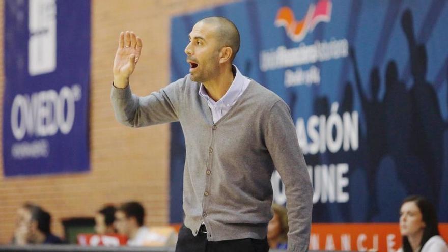 Javi Rodríguez durante el encuentro ante el Bilbao Basket en la primera jornada en Pumarín