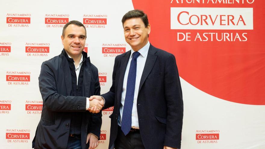 Iván Fernández y Antonio González-Lamuño, tras la firma del acuerdo.