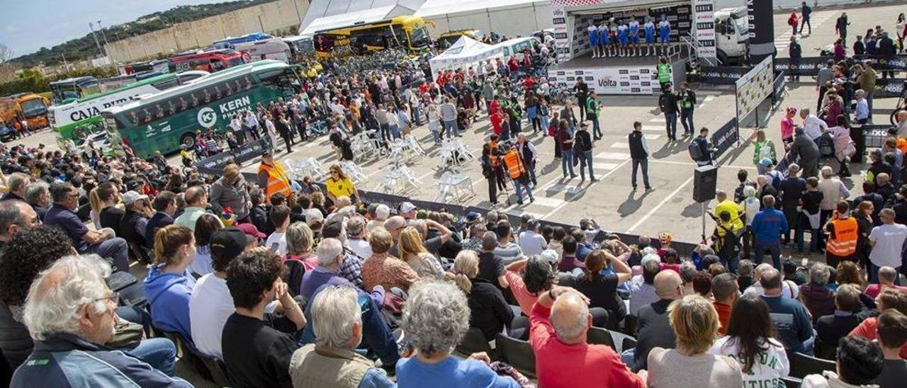 Ambiente en la salida de la primera etapa de la Volta, en Sant Feliu de Guíxols.