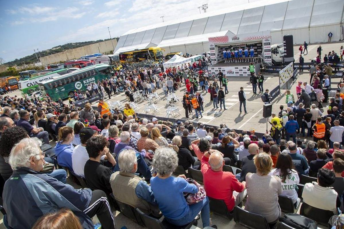 Ambiente en la salida de la primera etapa de la Volta, en Sant Feliu de Guíxols.