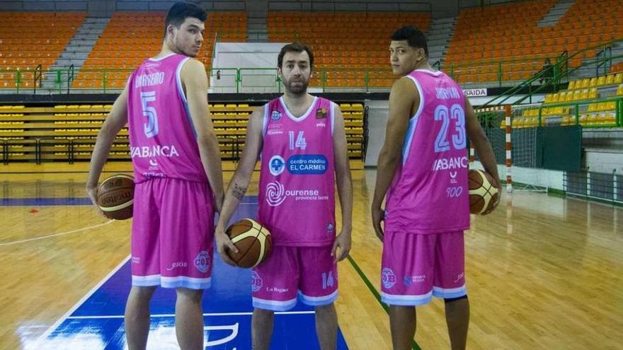Jonathan Barreiro, Pedro Rivero y Jhornan Zamora, con la equipación rosa.