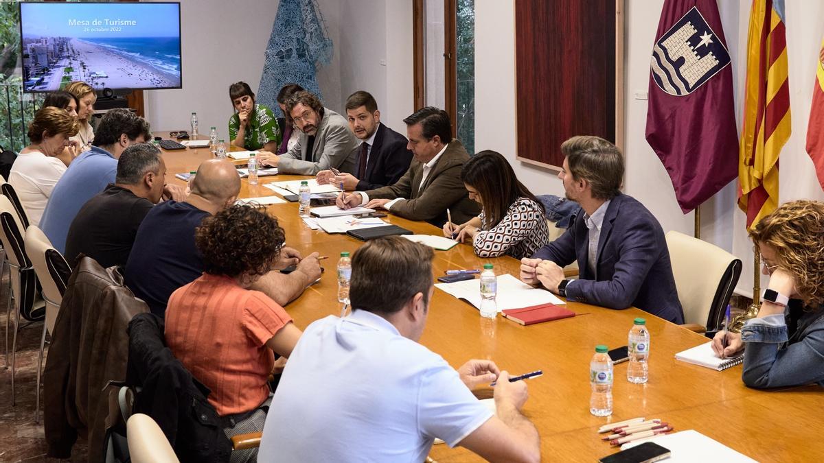 Erick Campos, junto a responsables municipales, en la Mesa de Turismo de Gandia