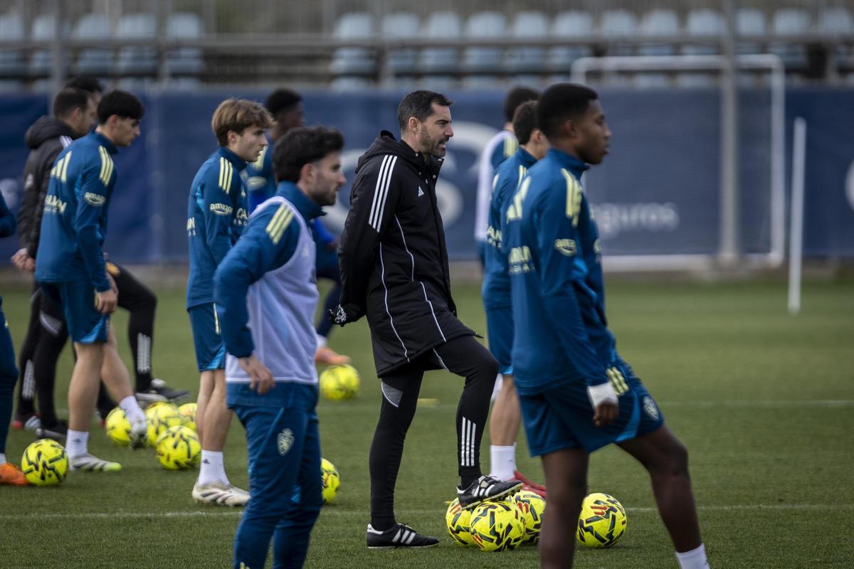 Rubén Sellés, junto a varios jugadores durante un entrenamiento.