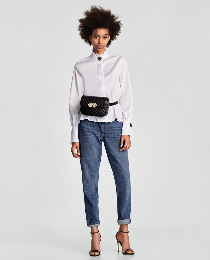 Riñonera con camisa blanca y vaqueros de Zara