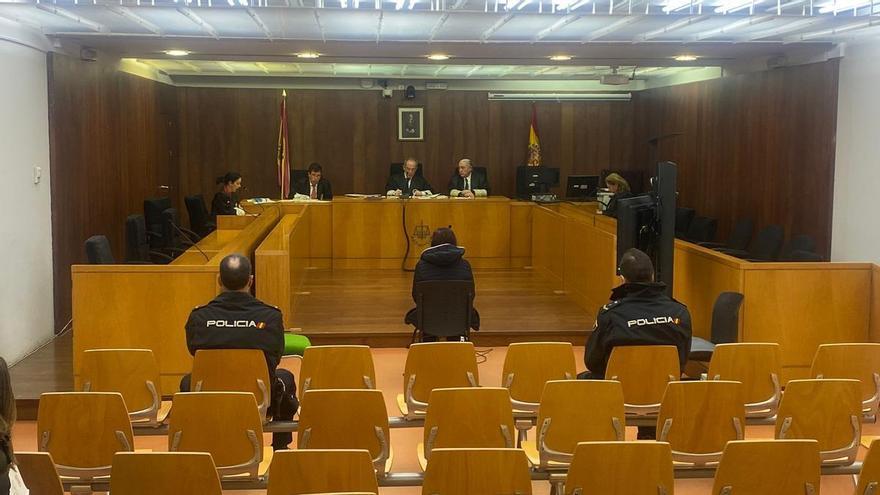 La mujer que intentó matar a cuchilladas a otras dos en la cola de Cáritas en Murcia acepta nueve años de cárcel