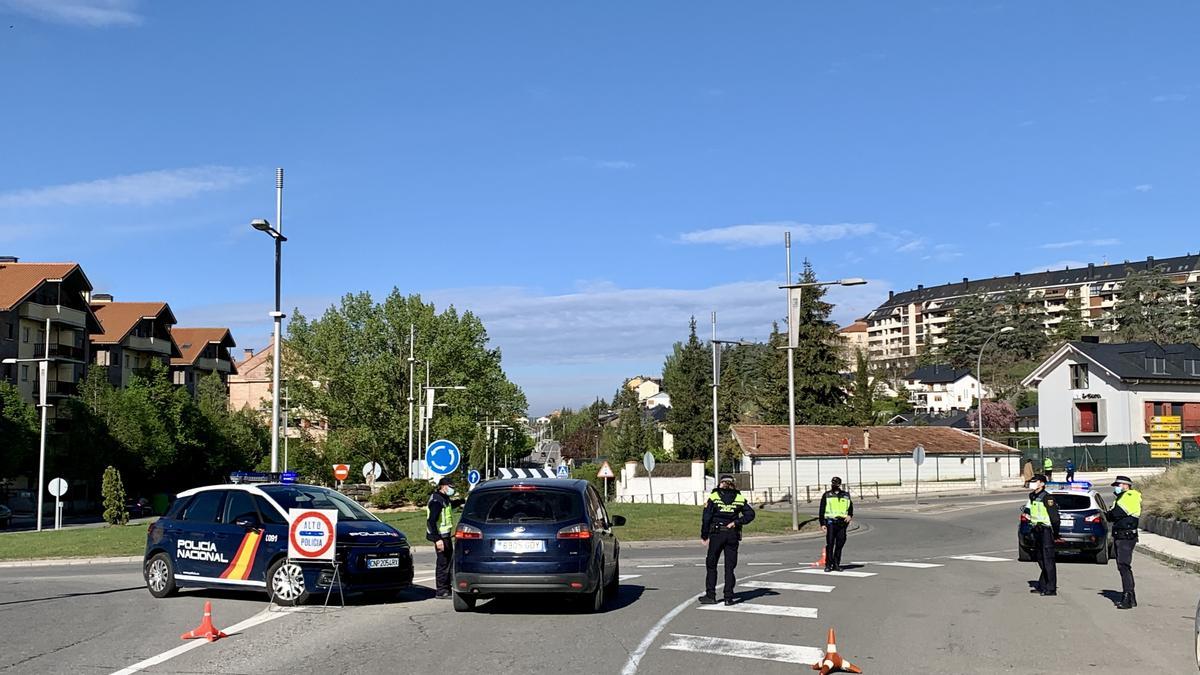 Control de la Policía Nacional a la entrada de Jaca.