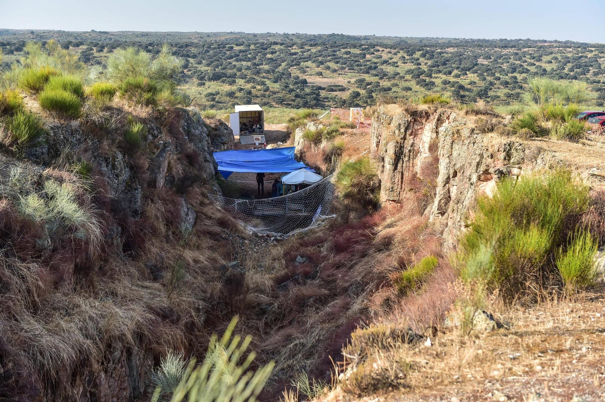 Fotogalería | Así se desarrollan los trabajos de exhumación en la mina La Paloma de Zarza la Mayor