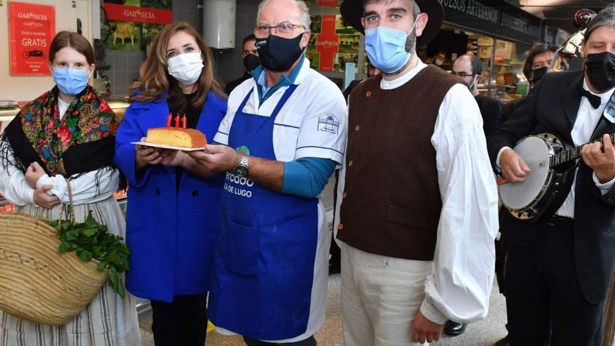 Diana Cabana y Pedro Dafonte celebran el 111 cumpleaños del mercado.   | // V. E.