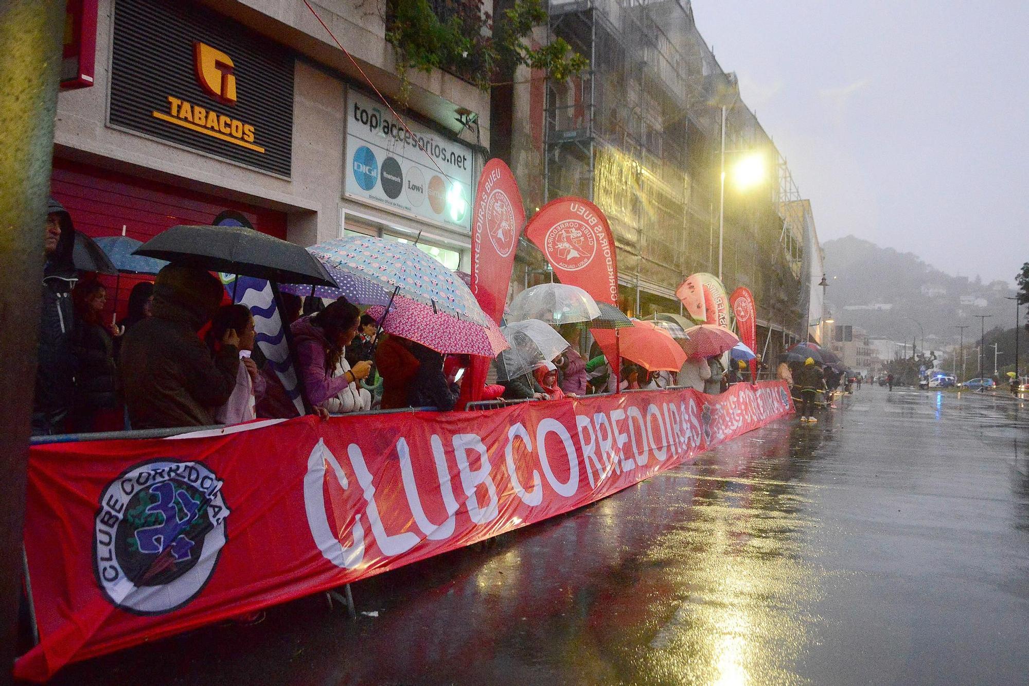 La XXVI Carreira San Martiño de Bueu, contra la lluvia y el viento