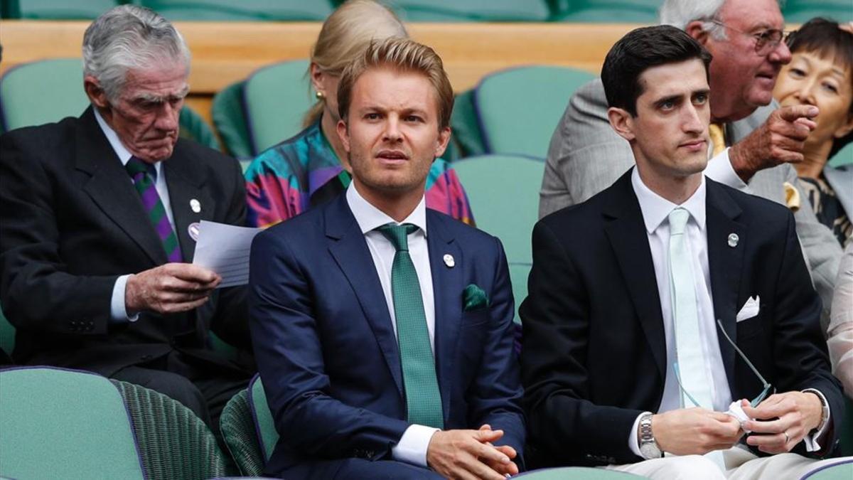 Nico Rosberg, en el Royal Box de Wimbledon. Tras él, una leyenda: Ken Rosewall