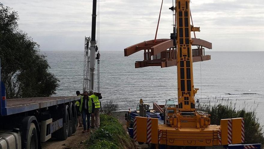 Estepona instala el puente del Guadalobón