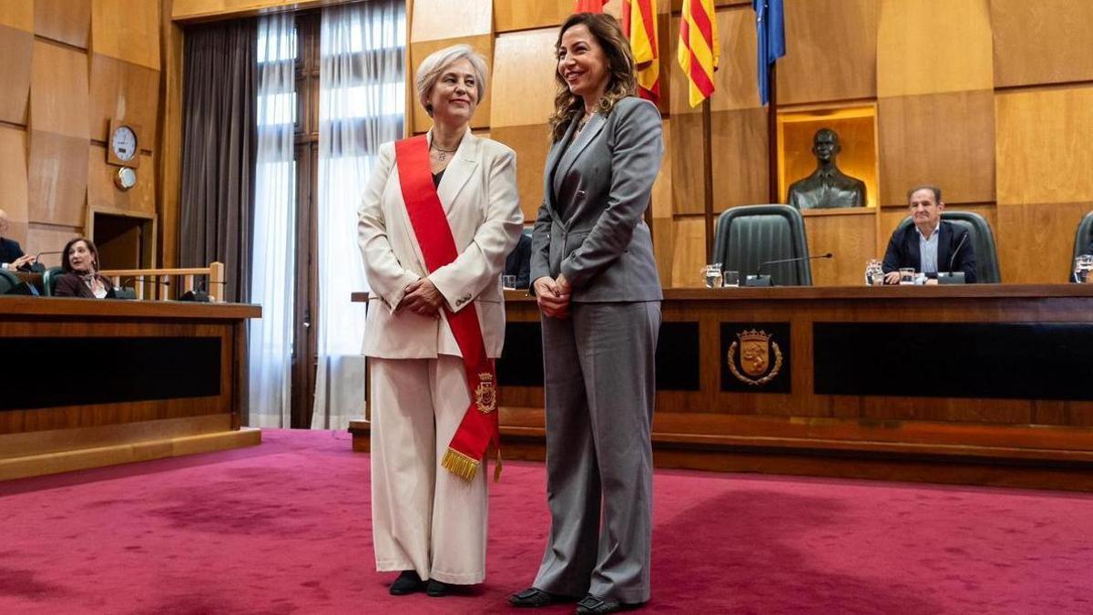 Marisa Gaspar, junto a la alcaldesa, en su toma de posisión como concejala del Ayuntamiento de Zaragoza.