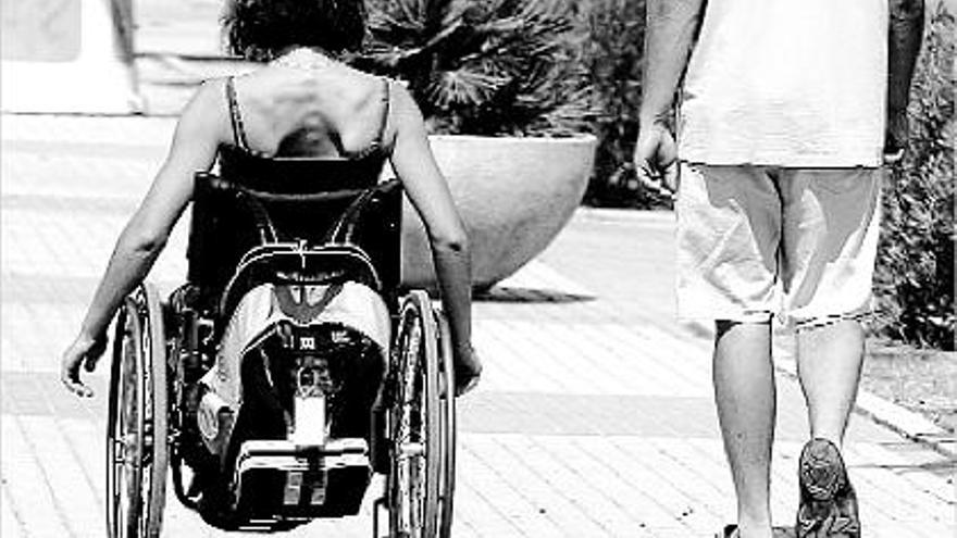 ayuda. La figura del asistente personal es muy importante en la vida diaria de un discapacitado.