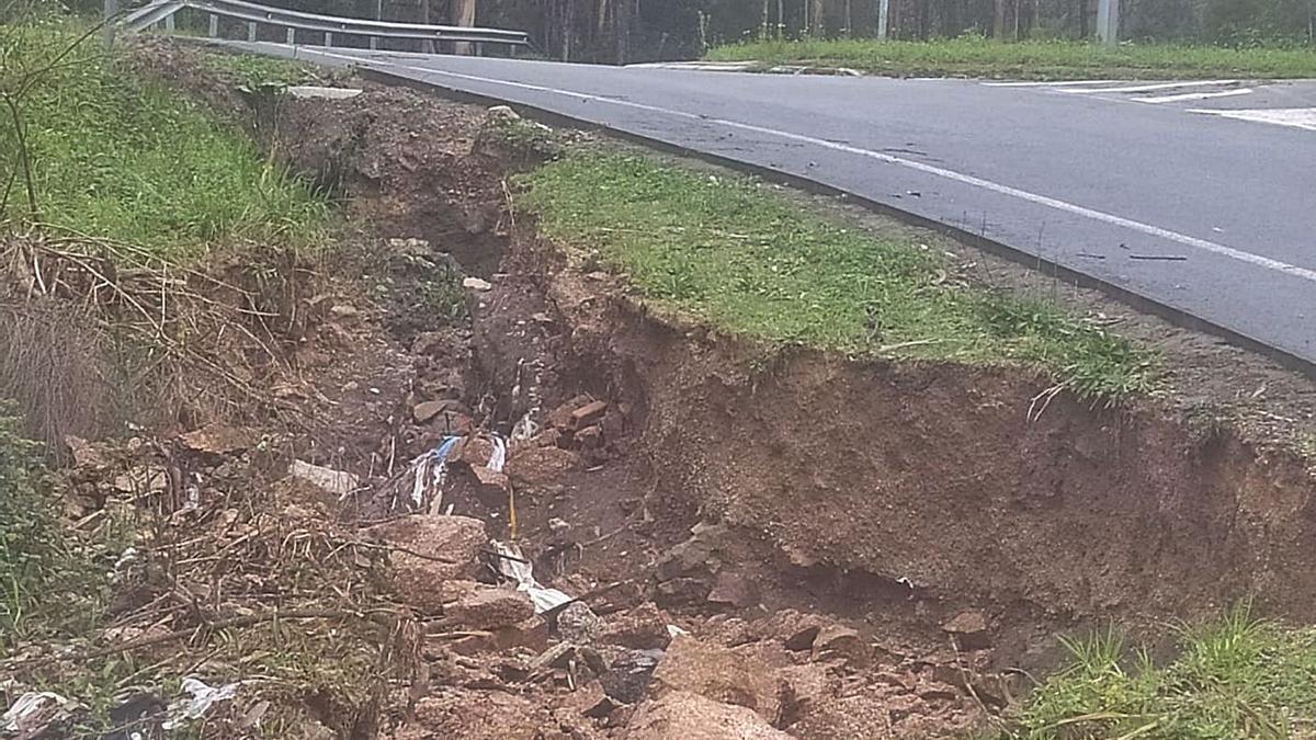 Corrimiento de tierras en la carretera provincial de meira de Arriba.   | // FDV