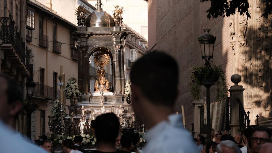 Más allá del trámite: la abstracción del Cuerpo de Cristo frente al hiperbarroquismo