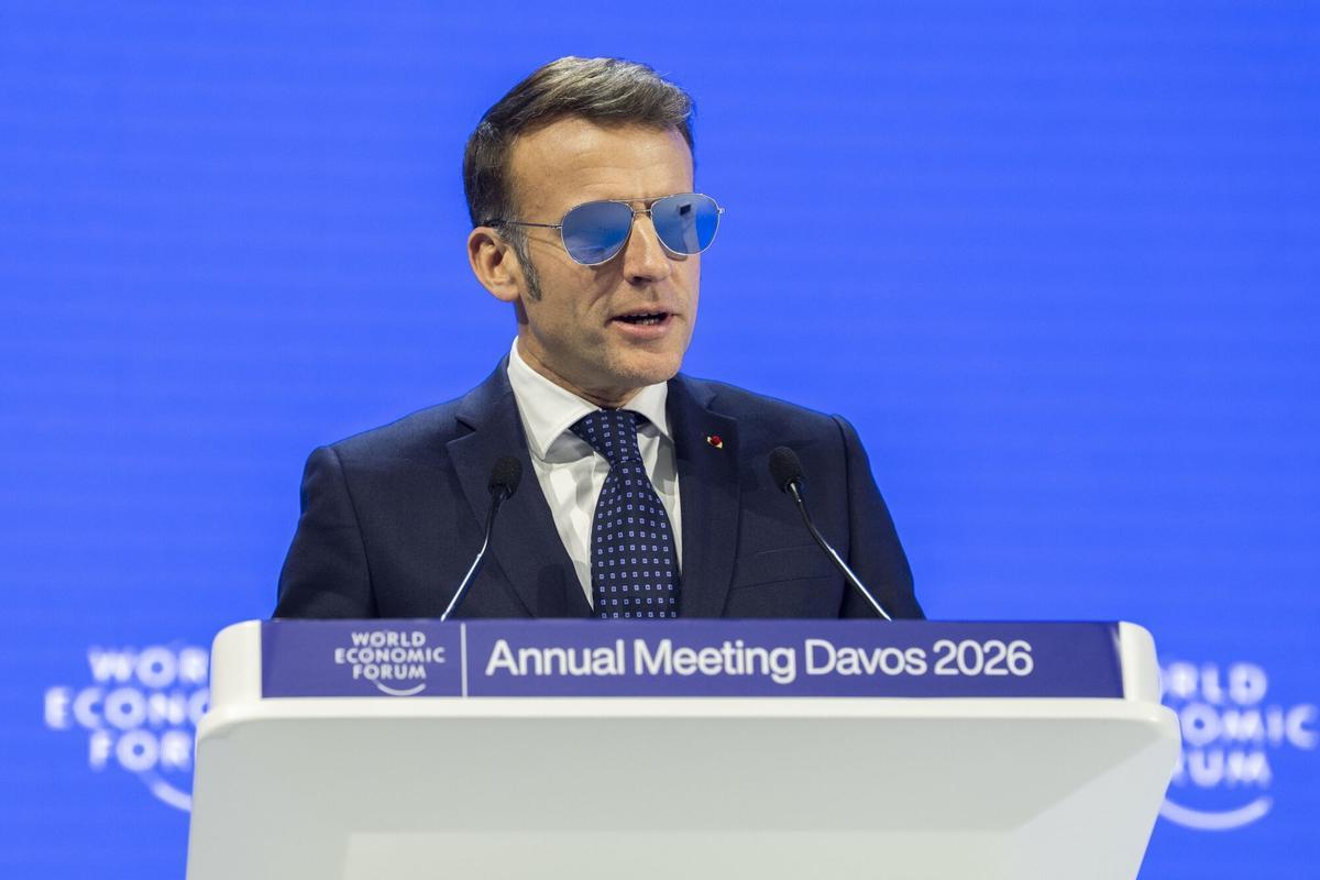 El presidente de Francia, Emmanuel Macron, con gafas de sol debido a un problema de vista, durante su intervención en el Foro Económico Mundial de Davos, este martes.