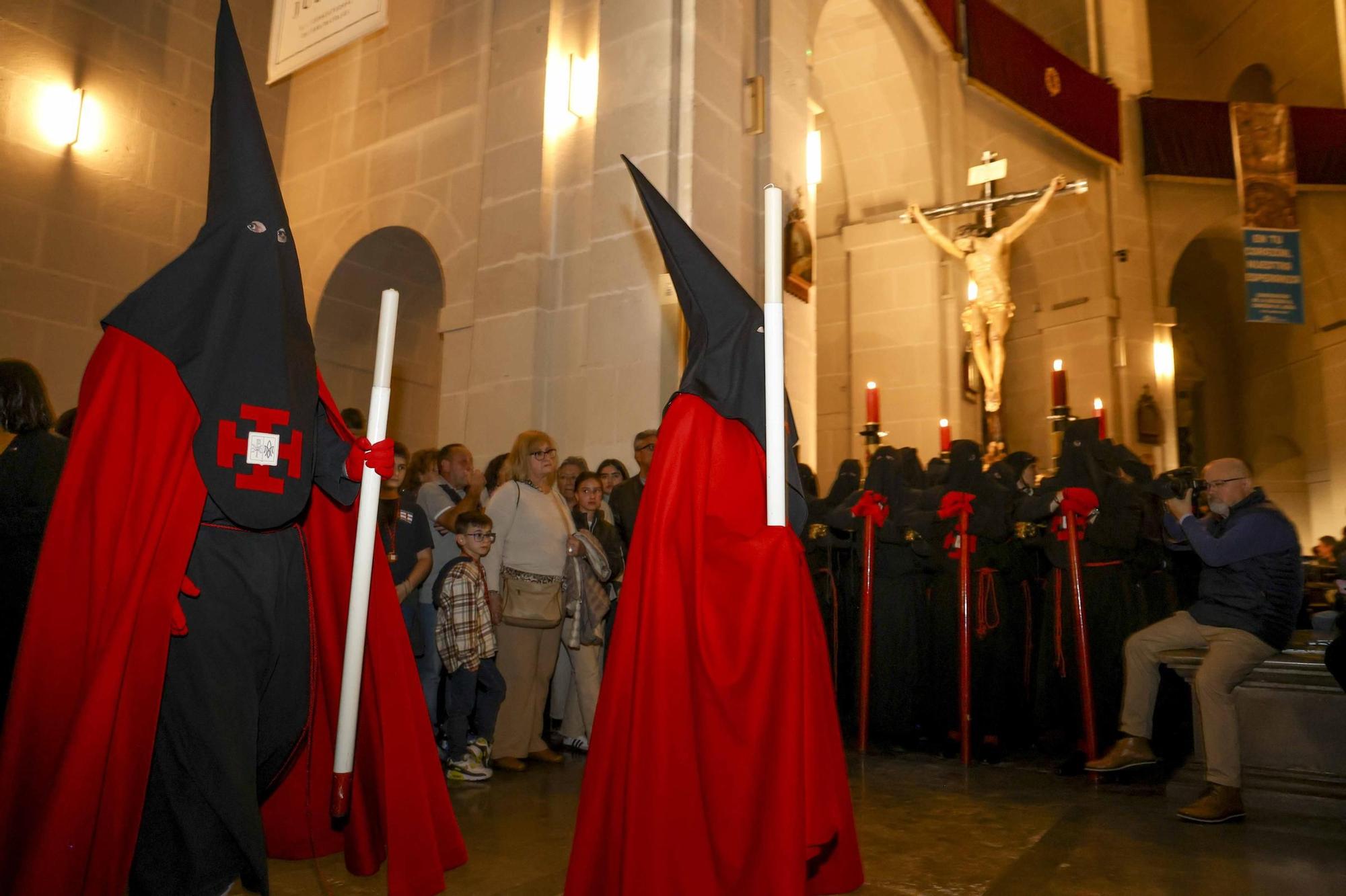 El Cristo de la Buena Muerte reina en el Jueves Santo de Alicante