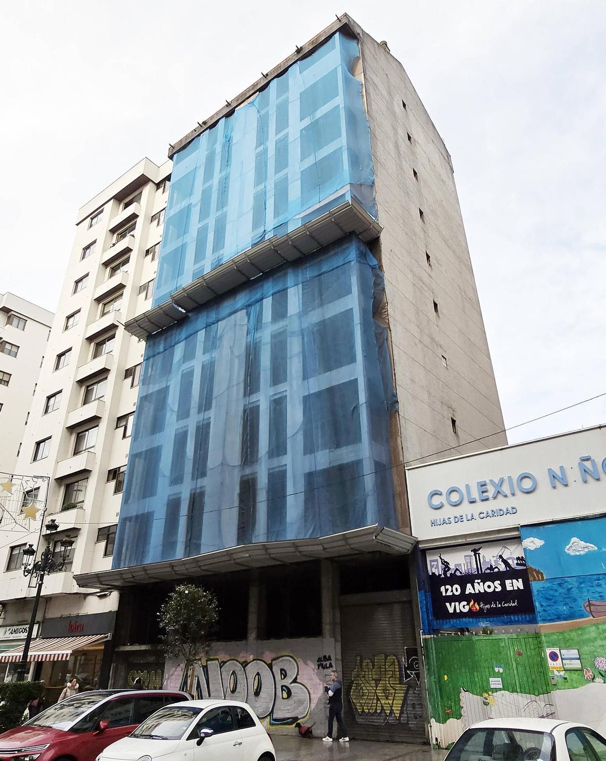 El edificio se levanta en el número 53 de la calle Rosalía de Castro.