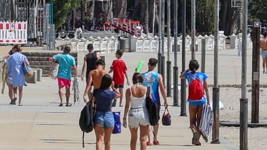 Jóvenes caminando por el paseo marítimo de A Compostela, en Vilagarcía. |  Iñaki Abella
