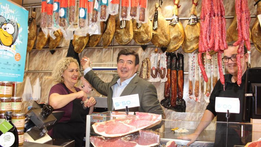 Fernando Giner, ayer, en una parada de charcutería del Mercat del Cabanyal.