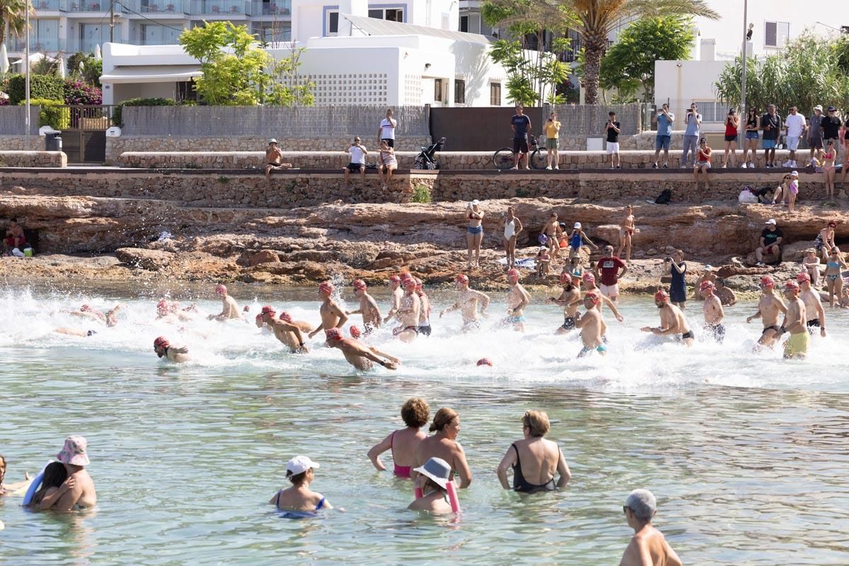 Las imágenes de la travesía a nado del Canal de Sant Antoni