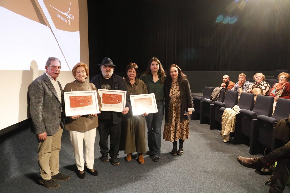 De izquierda a derecha, el tesorero de la Unión de Comerciantes de Avilés y Comarca, Julio Álvarez, Marujina Delgao, Sacha Hormaechea, Ángeles Azábal, la concejala de Comercio y Turismo, Raquel Ruiz, y la concejala de Izquierda Unida y representante de la Mancomunidad en Castrillón, Mar González.