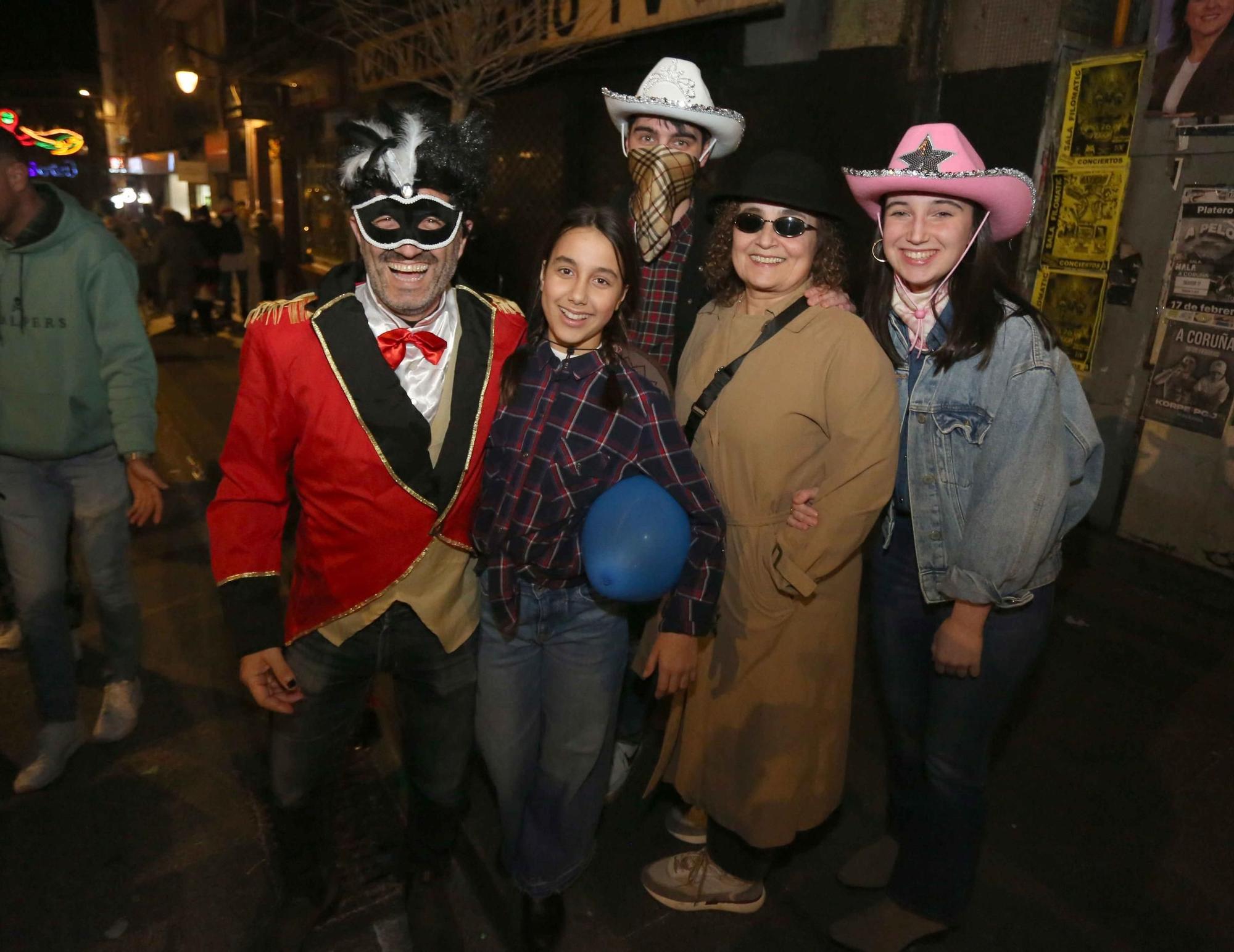 Los choqueiros toman la calle de la Torre con máscaras, música y diversión